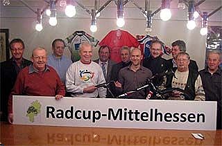 Voller Vorfreude: Das Orga-Team des Radcup-Mittelhessen mit den Bürgermeistern der beteiligten Kommunen zeigte sich in Lollar. Bild: Weimar