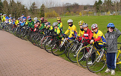 Gruppenbild mit Rennfahrer