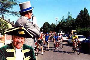 Der "Tolle Bomberg" beim Start mit einigen Radsportlern