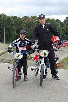 Franz Lange und Vater Conrad, von dem der 8-Jährige die Leidenschaft zum BMX in die Wiege gelegt bekommen hat
