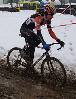 Christian Carl vom Jenatec Cycling Team knöcheltief im Schlamm beim Eliterennen