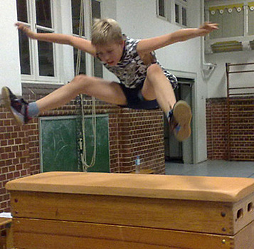 Fitnesstraining in der Turnhalle