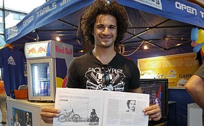 Rob J mit der aktuellen Trailnews und seinem zweiseitigen Interview. Foto: Schulz/DIMB