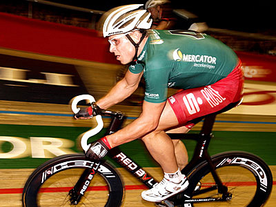 Robert Bartko (oben) wahrt sich mit seinem Partner Danilo Hondo die Chancen auf den Sieg. Foto: Foto: Archiv/Berliner Sixdays/Franke
